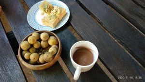Home made hot chocolate and snacks at Little Good Things in Mae Hong Son