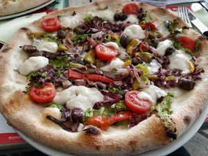 vegan pizza at Il Giardino delle Rane in Garda