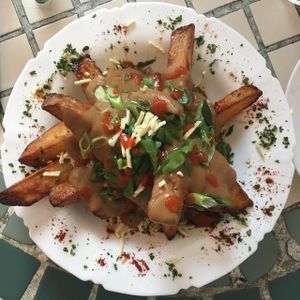 Hummus Poutine avec fromage végane at Birona Hummus Bar in Montreal