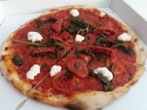 pizza = sundried tomatoes + spinach + vegan cheese at La Mezcla in Barcelona