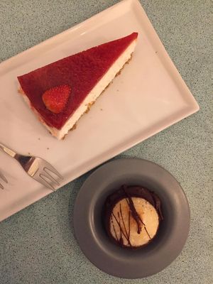 Vegan strawberry cheesecake and macaroon at Los Vegos in Uppsala