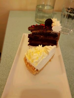 Oreo Cake & Lemon Cheesecake  at Los Vegos in Uppsala