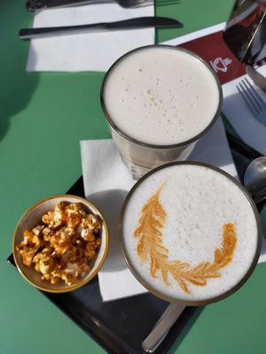Dirty chai latte & chocolat chaud au lait de noisette maison ! at Madam Bakster in Ghent