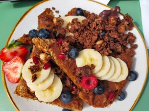 SpeltdesemtoastMet huisbereide hazelnootpasta en banaan at Madam Bakster in Ghent