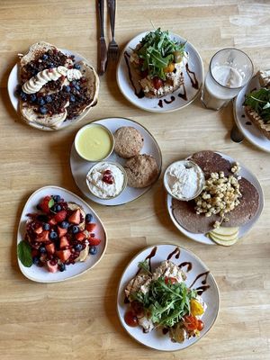 All the Breakfast we had (I shared the Peanut butter bread and the sweet Pancakes 🥞...so delicious 😍) at Madam Bakster in Ghent