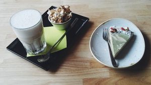 Naomi Taart & Hazelnut Milk Hot Chocolate at Madam Bakster in Ghent