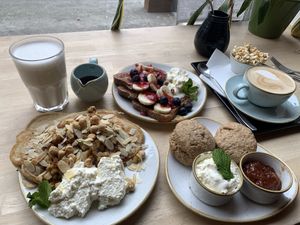 Pancakes, french toast and scones    at Madam Bakster in Ghent