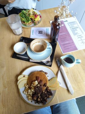 Scrambled tofu toast + pancakes with apples, cinnamon, pecans & chocolate granola at Madam Bakster in Ghent