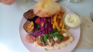 Falafel plate with french fries (aug. 2021) at Le Myrha in Paris