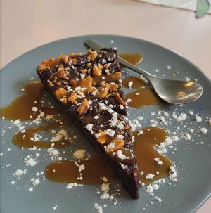Délicieux au chocolat et cacahuètes grillées at Le Myrha in Paris