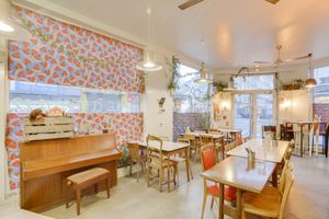 il y a un piano en accès libre pour les musiciens ! at Le Myrha in Paris