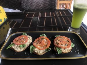 Tostadas tres pimientos con tofu y limonada de hierbabuena   at Lazy Cat in Minca