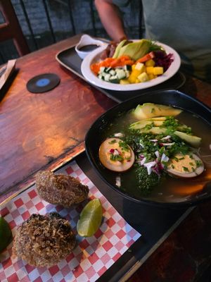 Ramen mit Glasnudeln, Gemüse, crunchy Pilzen und Ei. Bowl at Lazy Cat in Minca