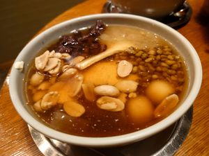 You can choose as many toppings as you like for 770 yen at Tokyo Mamehana Kobo in Tokyo