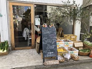 店前で新鮮野菜売ってます at Mique in Tokyo