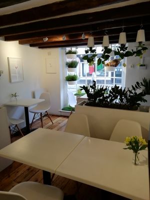 Simplistic natural atmosphere at Ribizli in Wallingford