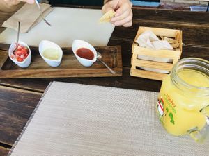 Totopos y salsa de cortesía at Taqueria Entre Zankas in Zihuatanejo