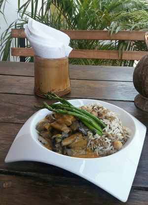 Hongos al Curry Acompañado de  Arroz Basmati con Lentejas, Garbanzos y Cebolla Caramelizada at Taqueria Entre Zankas in Zihuatanejo