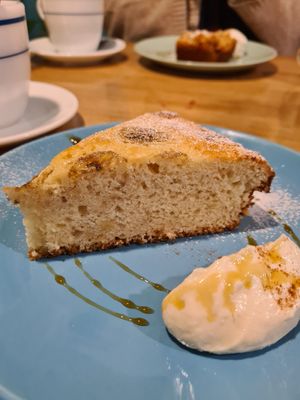 Vegan banana cake with Tofu cream at Yidaki Cafe in Kobe