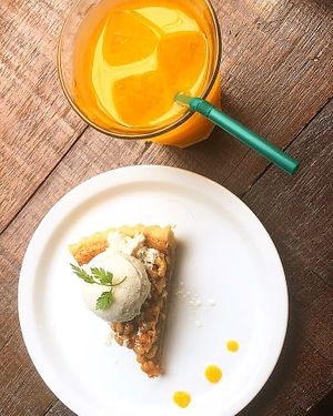 Nut pie with vegan ice and mikan juice  at Yidaki Cafe in Kobe