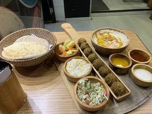 The Taste It All Platter (not pictured: pita chips 😅) #Veganuary at Pita Bakery in Central Singapore