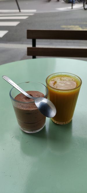 Vegan chocolate mousse and détox juice at Vero L'Autre Cantine in Paris