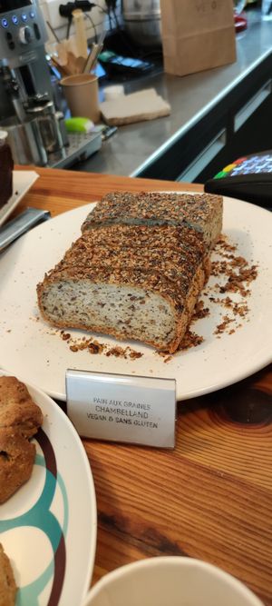 Vegan and gluten free bread at Vero L'Autre Cantine in Paris