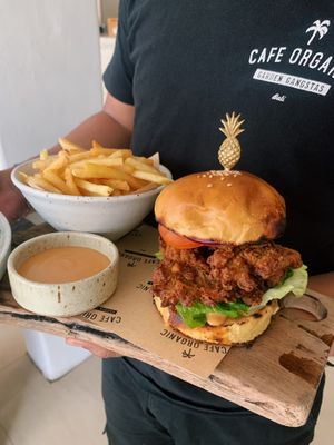 Crispy Vegan Cheeken Burger at Cafe Organic in Kerobokan Kelod