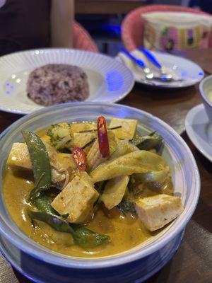 thai red curry vegetable and tofu, amazing♥️ staff were so lovely and helpfull  at Yogis Spicy in Bangkok