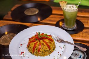 Paella vegetariana at El Shamuskia'o in Havana