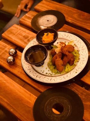 Frituras de malanga con mayonesa Vegana de zanahoria y otra con miel at El Shamuskia'o in Havana