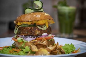 Hamburguesa vegana at El Shamuskia'o in Havana