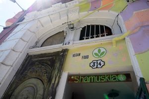 outside at El Shamuskia'o in Havana