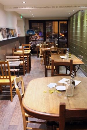 The restaurant has recycled and ecological furniture at The Mexican Standoff - Pop-up in Paris