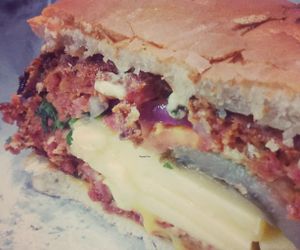 Hamburguer Recheado cortado ao meio. at Seo Brócolis in Campinas