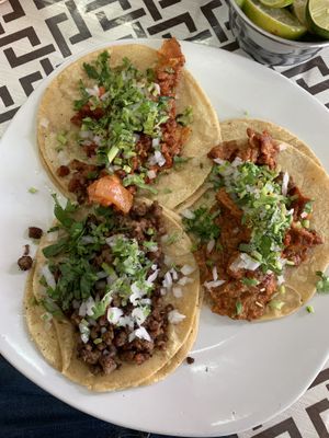 Tacos de suadero, al pastor, chicharrón. ¡¡¡Bien ricos!!! at VEGuerrero in Mexico City