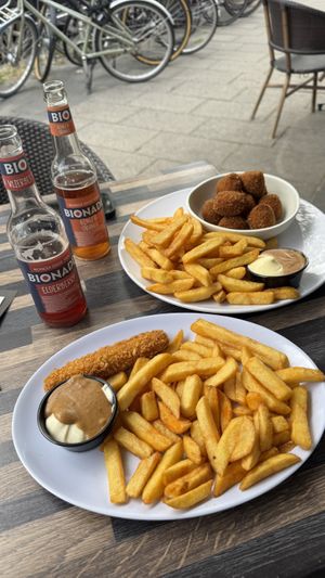 Oesterzwambitterballen en vegan kipcorn. Vegan mayo  at Grandtaria Friet van Piet in Groningen