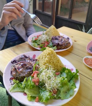 Burger al plato at El Veggie in Arequipa
