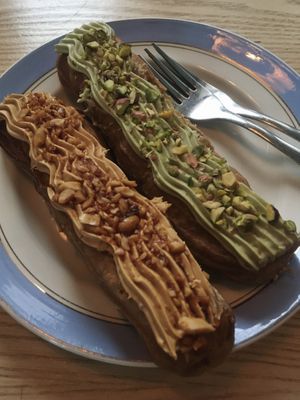 Восхитительно кремовые фисташковый и арахисовый эклеры at Mox in Moscow