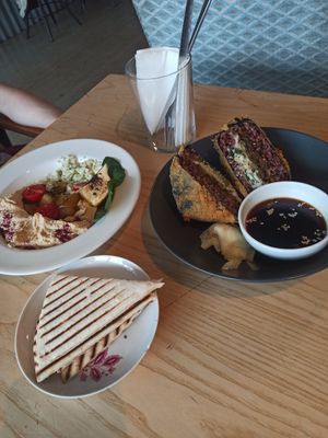 Warn onigiradzu and hummus plate at Mox in Moscow