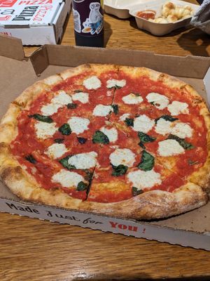 Margarita pizza at Li'l Nonna's in Austin