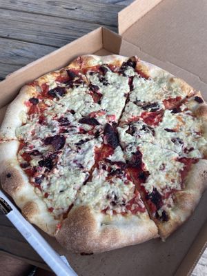 Beetaronni pizza. It was 🔥   at Li'l Nonna's in Austin