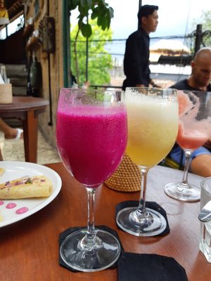 Коктейль и ананасовый сок at Lazy Cats  in Ubud