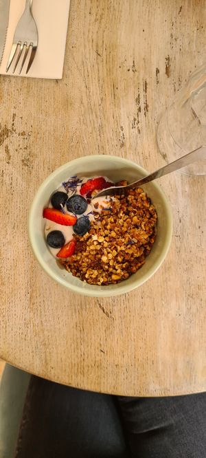 Granola bowl at L'Abattoir Vegetal - Guisarde in Paris