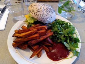 Winter funky burger with sweet potato fries - just a mushroom, no burger! (Dec 2021) at L'Abattoir Vegetal - Guisarde in Paris