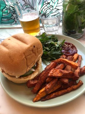 The ‘Funky burger’ at L'Abattoir Vegetal - Guisarde in Paris