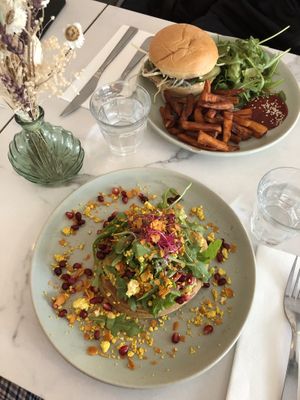 avocado pancake & burger  at L'Abattoir Vegetal - Guisarde in Paris