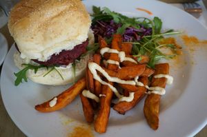Beetroot burger at L'Abattoir Vegetal - Guisarde in Paris