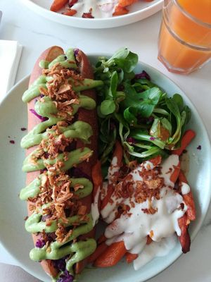 Vegan hot dog at L'Abattoir Vegetal - Guisarde in Paris