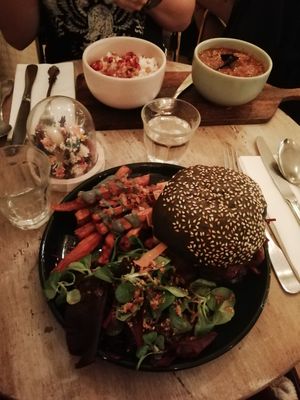 Burger au charbon végétal at L'Abattoir Vegetal - Guisarde in Paris